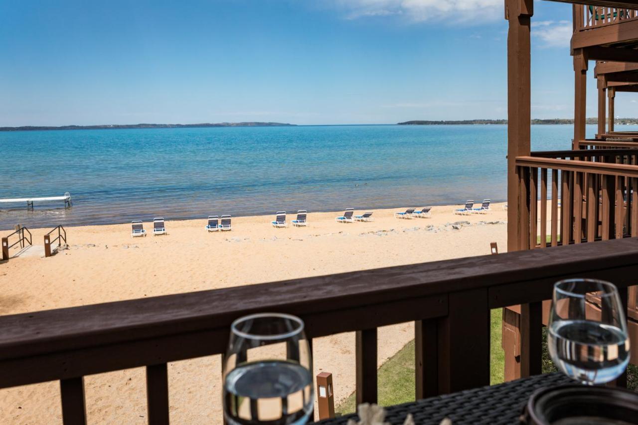 New Listing Beach Bliss 211! Stunning Bay View Травърс Сити Екстериор снимка