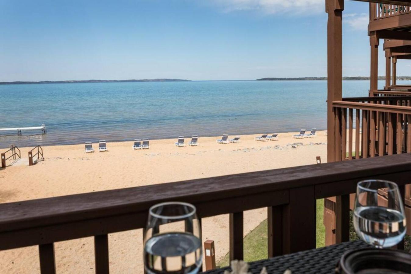 New Listing Beach Bliss 211! Stunning Bay View Травърс Сити Екстериор снимка