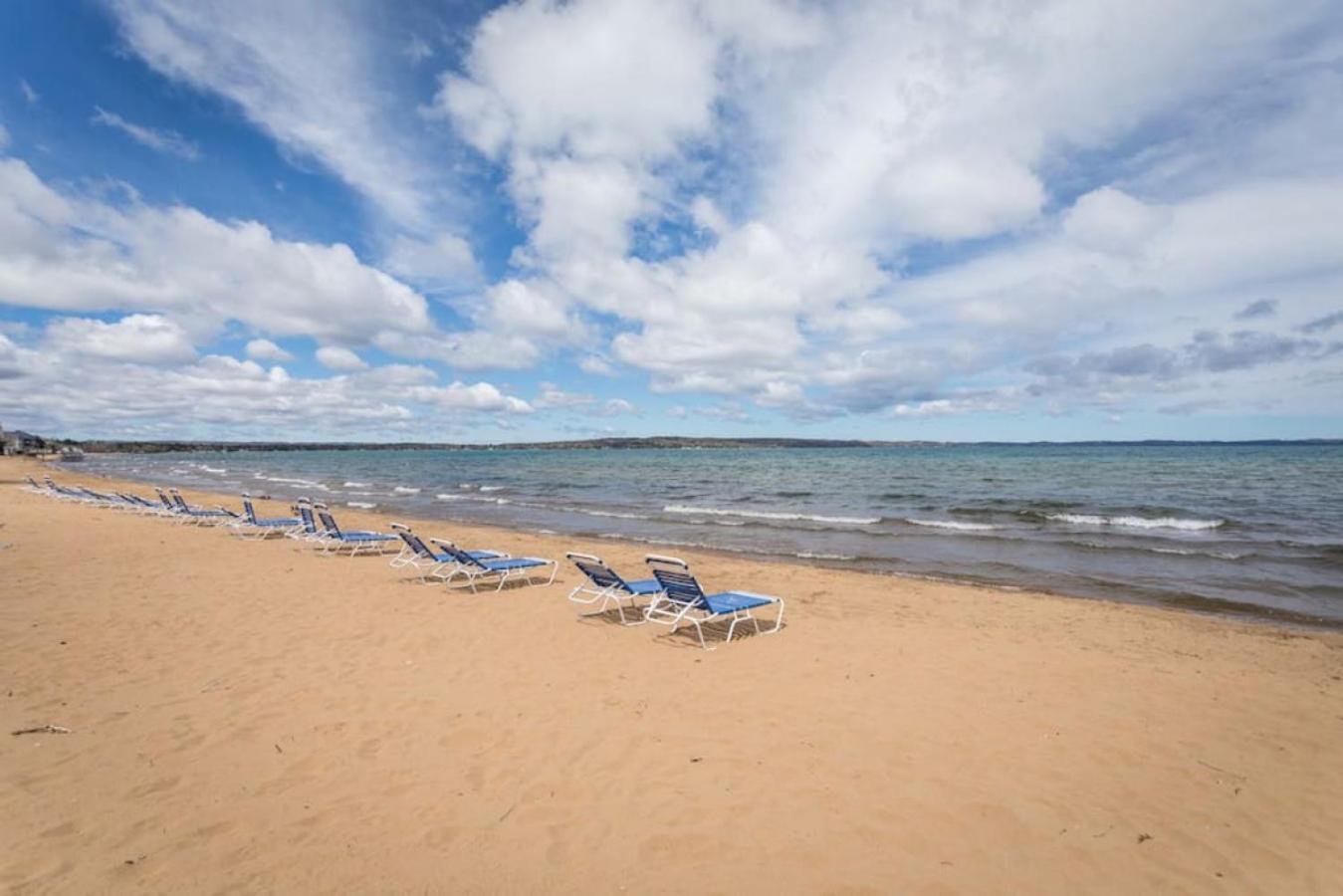 New Listing Beach Bliss 211! Stunning Bay View Травърс Сити Екстериор снимка